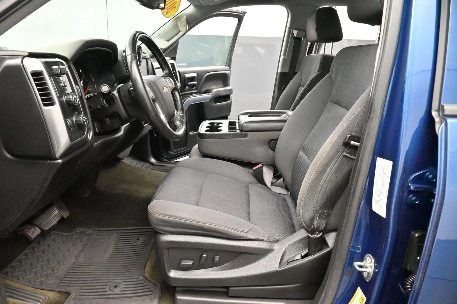 Used 2018 Deep Ocean Blue Metallic Chevrolet LT image 12