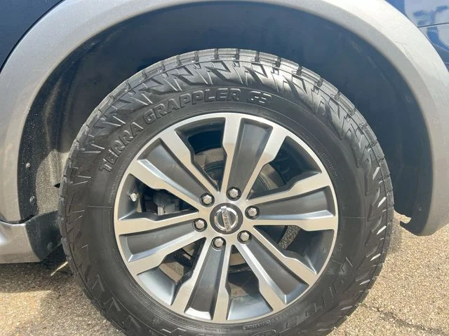 Used 2018 Blue Nissan SL image 21