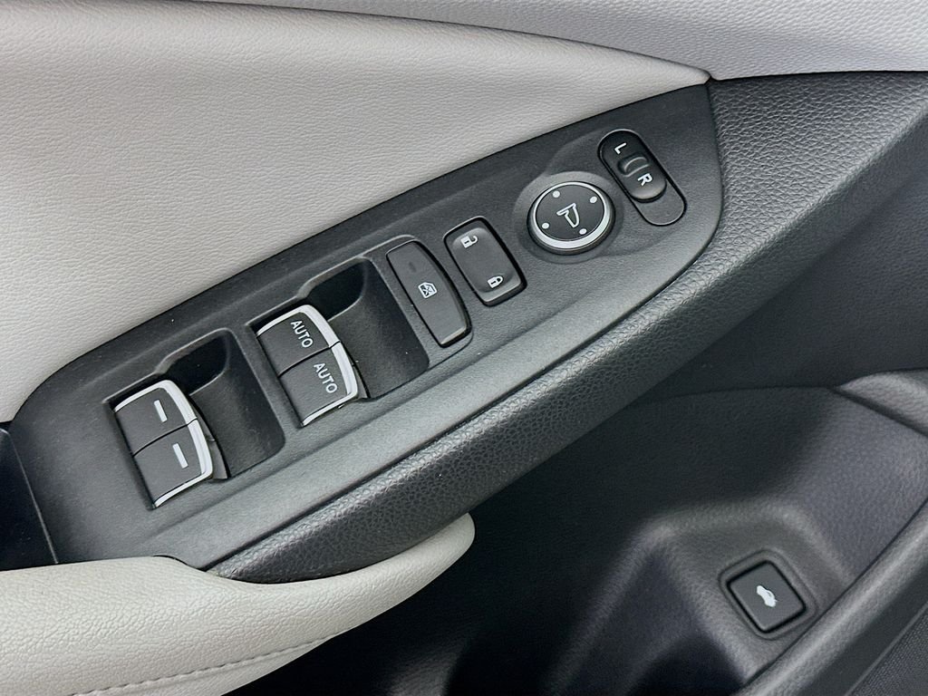 Used 2018 Lunar Silver Metallic Honda LX image 18