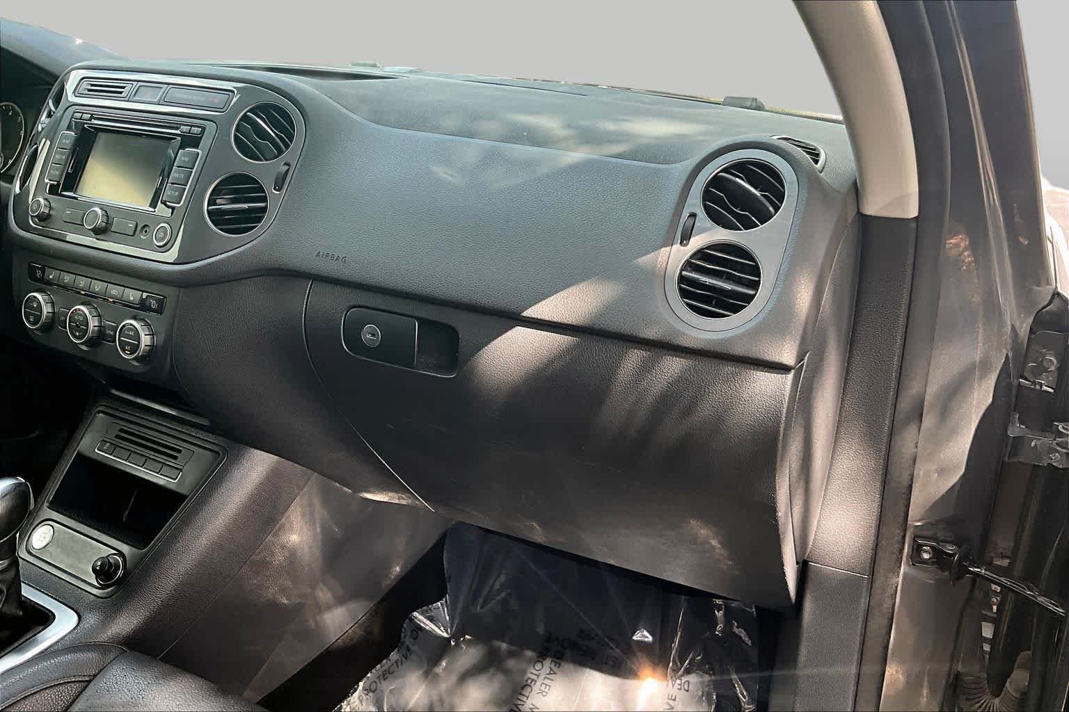 Used 2014 Pepper Gray Metallic Volkswagen SEL image 19