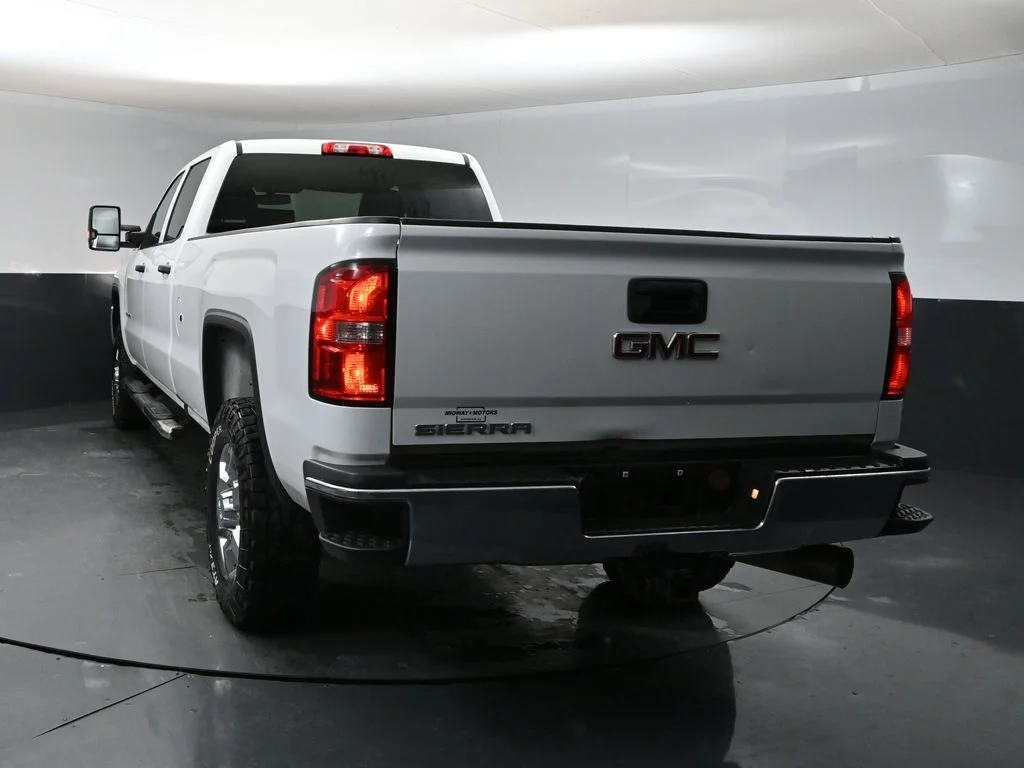 Used 2019 White GMC Base image 3