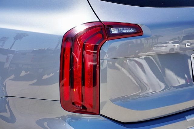 Used 2024 Silver Kia S image 6