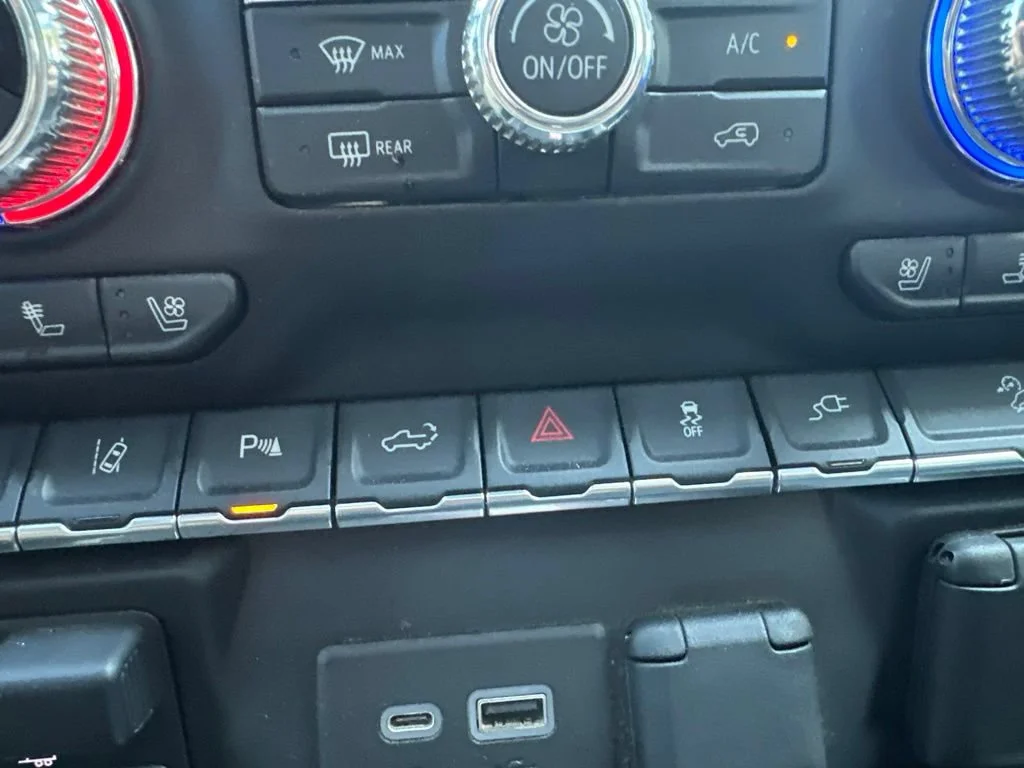 Used 2020 QUICKSILVER METALLIC GMC Denali image 23