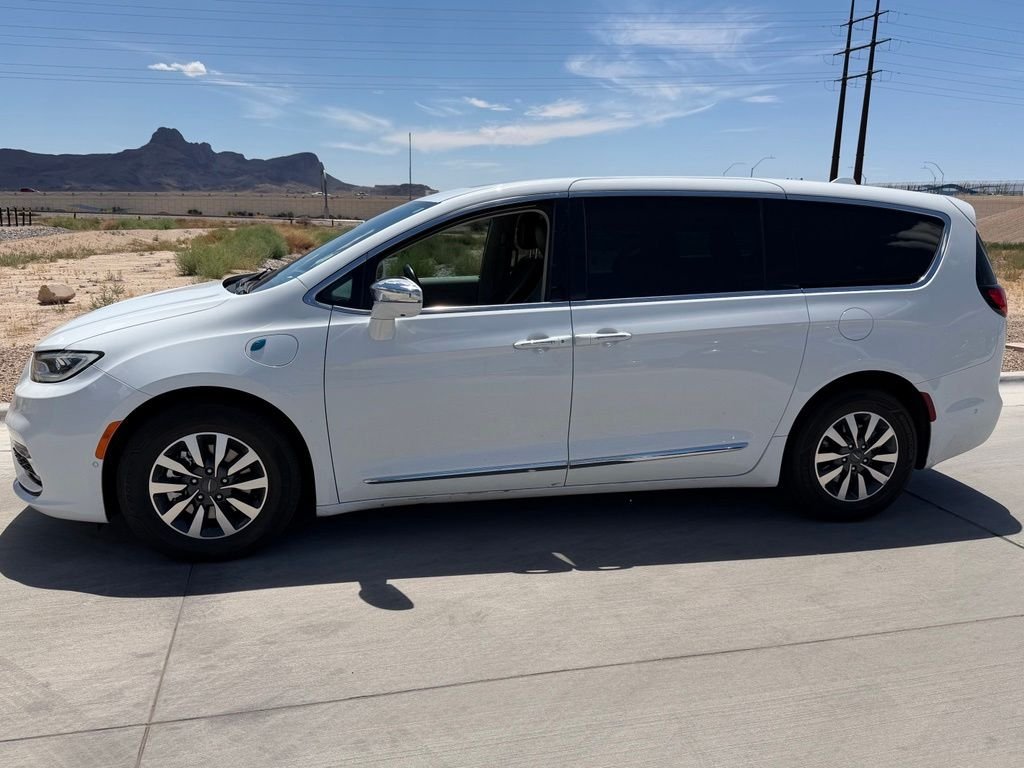 Used 2022 White Chrysler Limited image 5