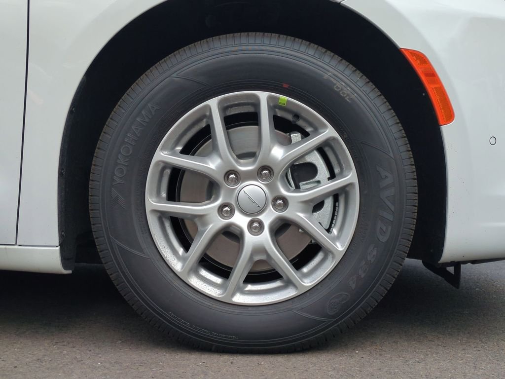 New 2027 Bright White Clear-Coat Exterior Paint Chrysler Select image 9