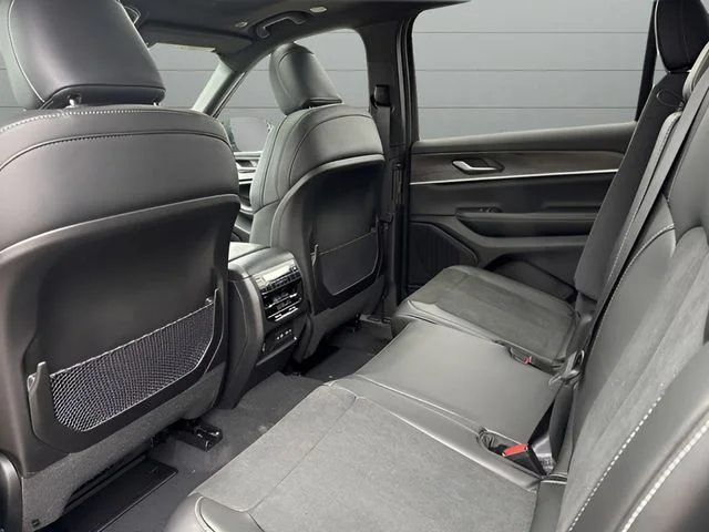 New 2026 Diamond Black Crystal Pearl-Coat Exterior Paint Jeep Altitude image 18