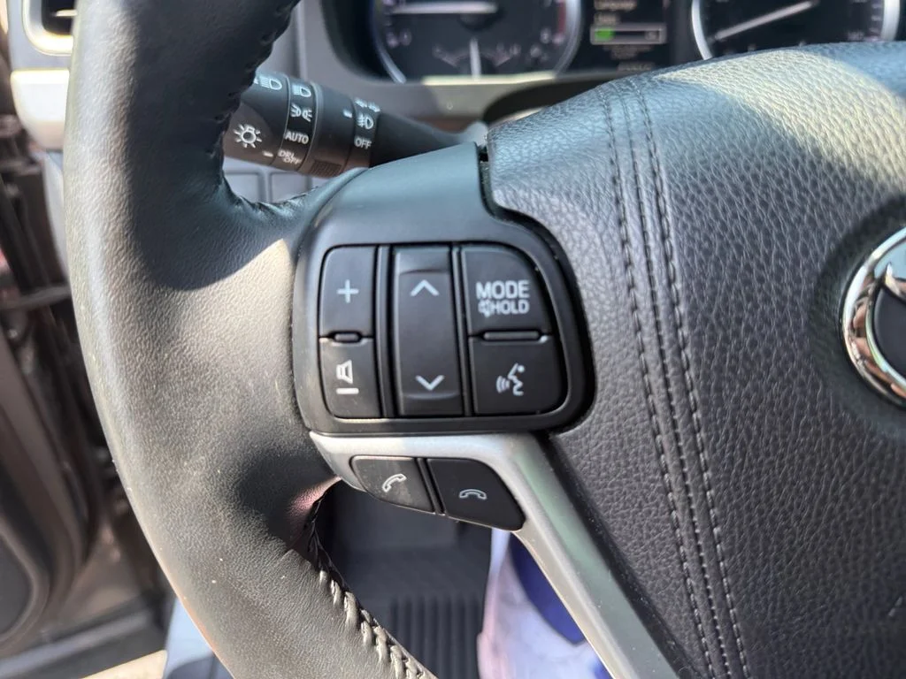 Used 2018 Gray Toyota SE image 33