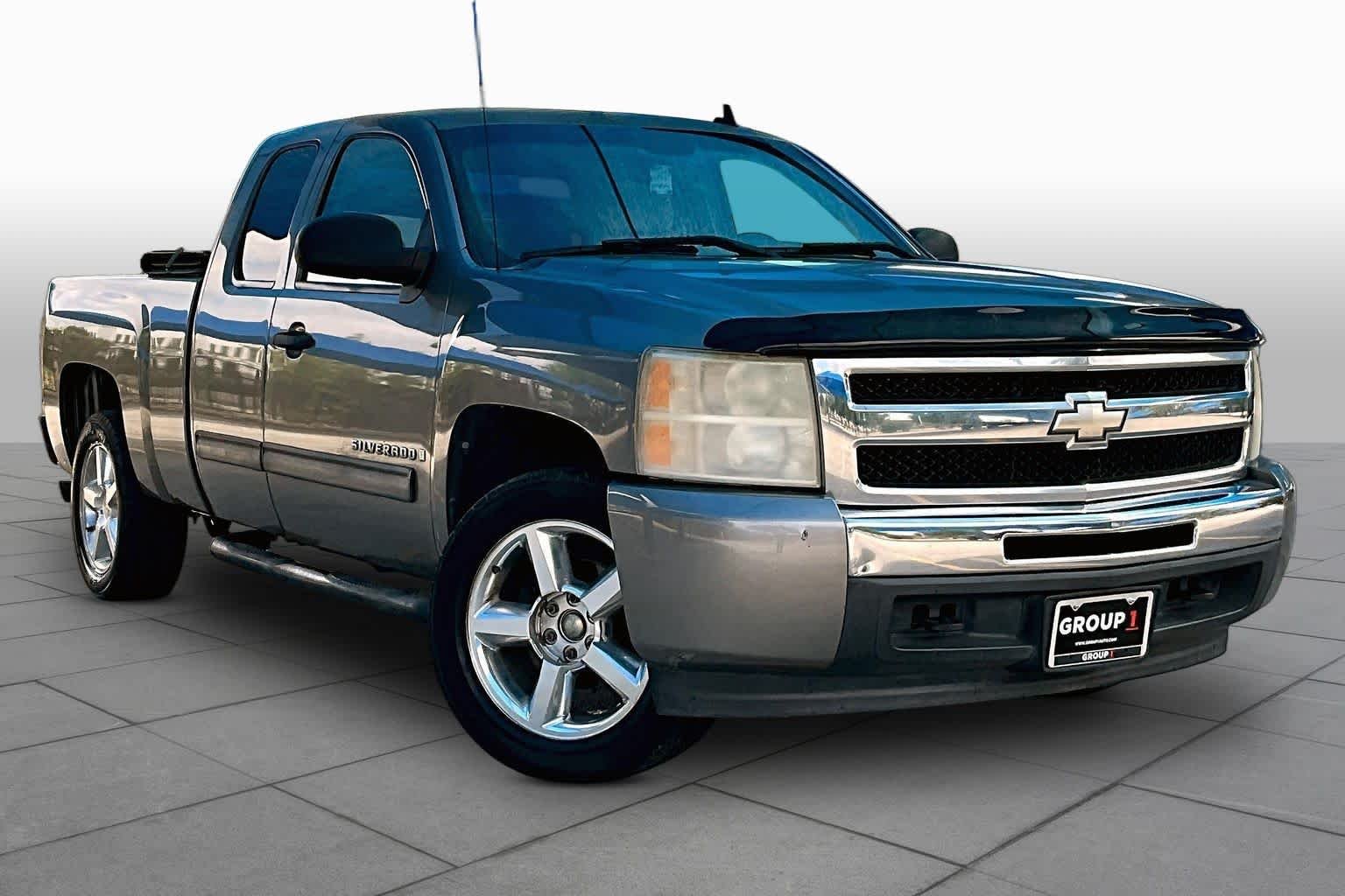 Used 2009 Graystone Metallic Chevrolet LT image 2
