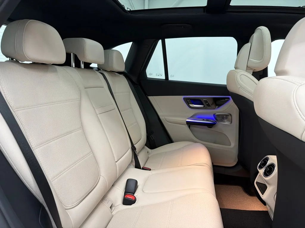 New 2027 White Mercedes-Benz GLC 300 image 29