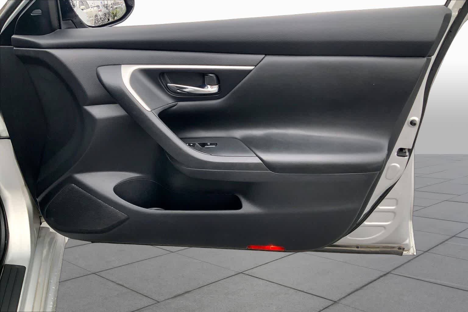 Used 2016 Brilliant Silver Nissan 2.5 SV image 23