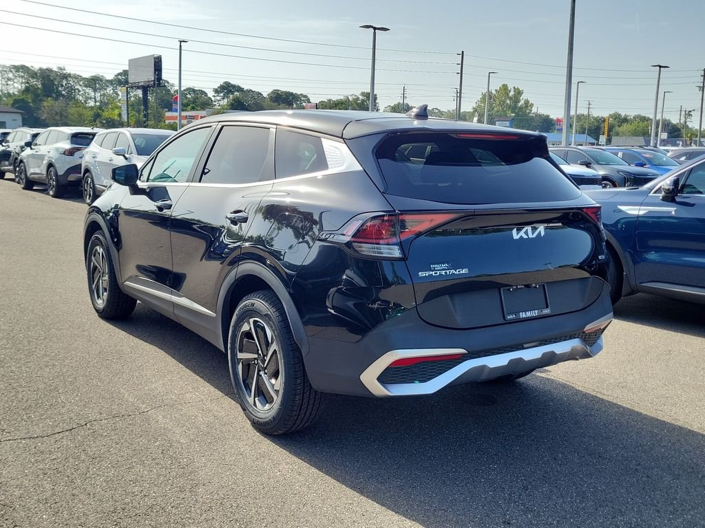 Used 2023 Fusion Black Kia LX image 4