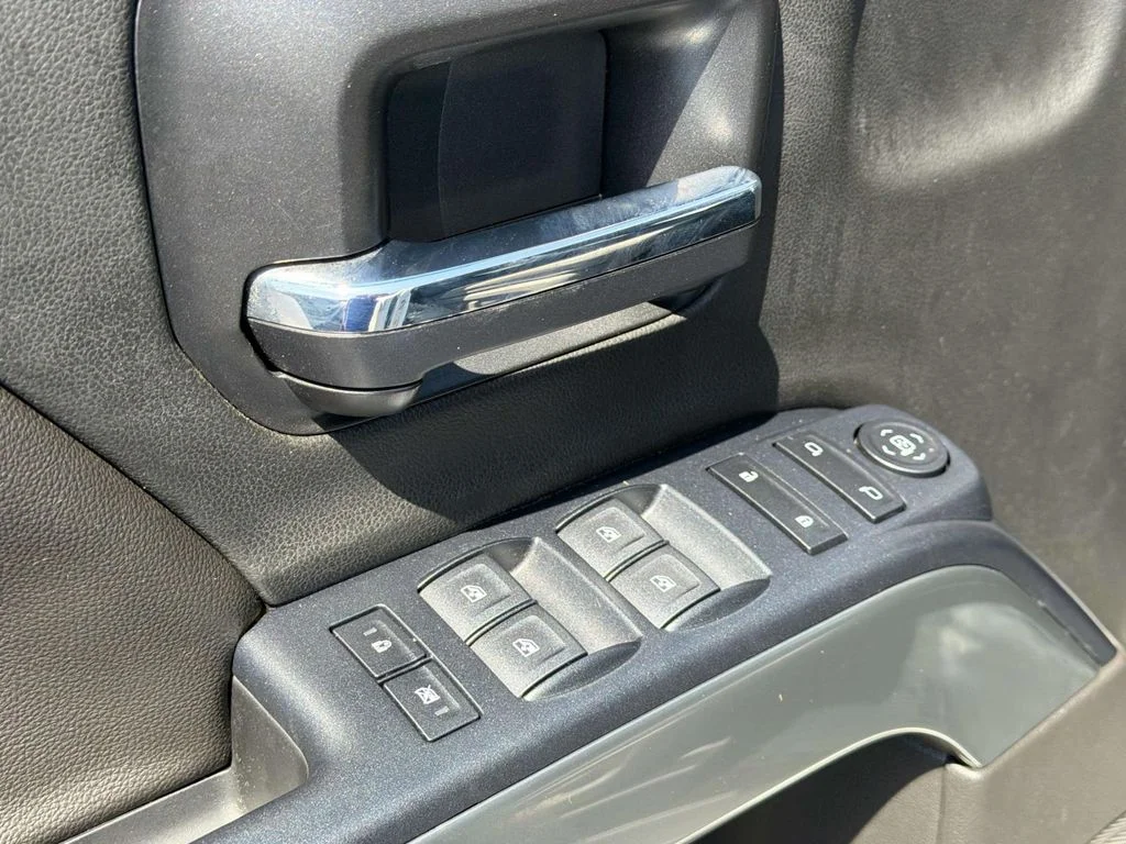 Used 2018 Summit White Chevrolet LT image 27