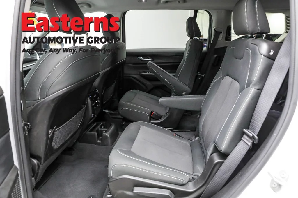 Used 2023 White Jeep Laredo image 22