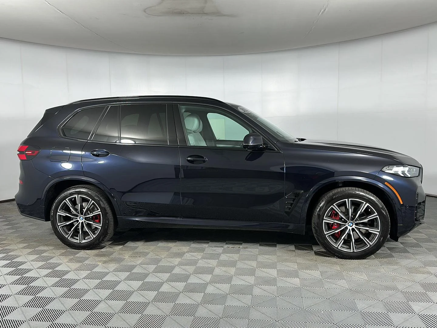 Used 2025 Carbon Black Metallic BMW xDrive40i image 25