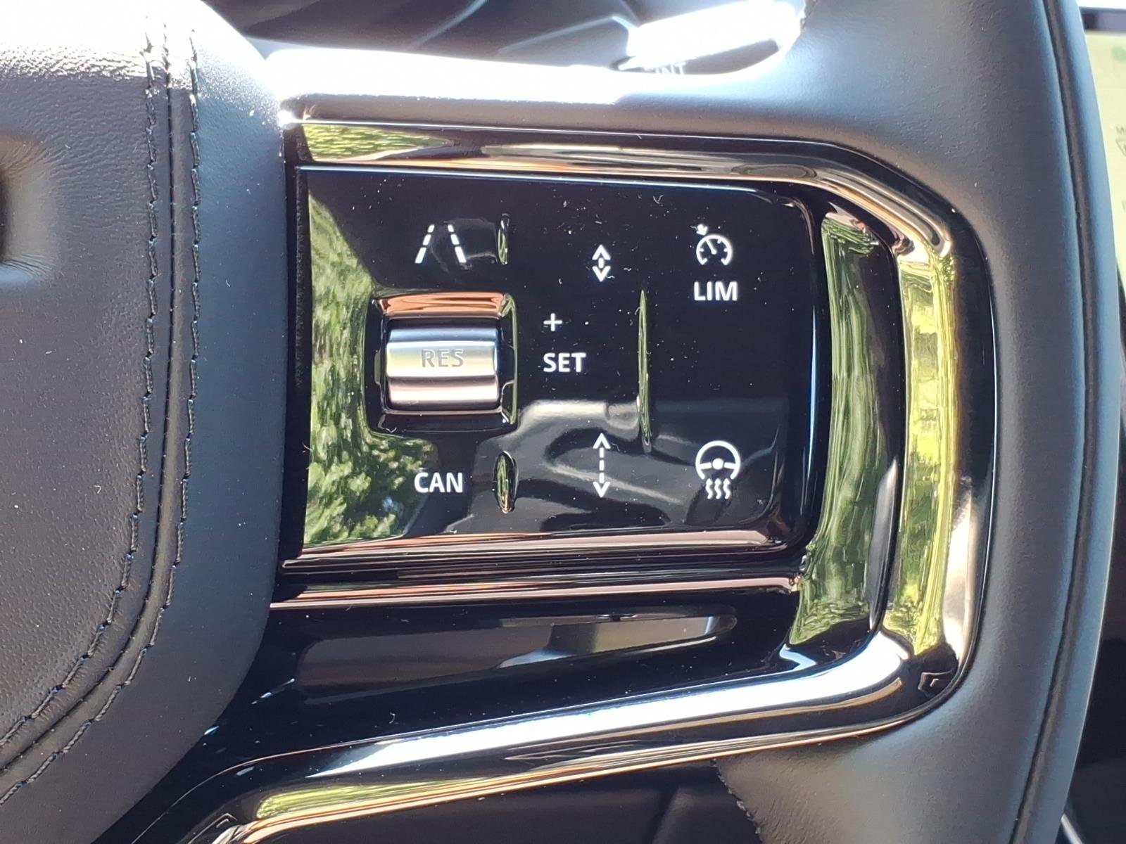 New 2026 Fuji White LAND ROVER Dynamic SE image 15