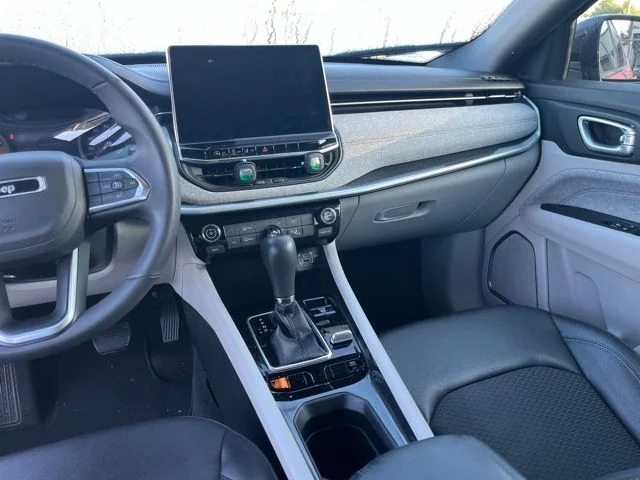 Used 2024  Jeep Latitude image 15