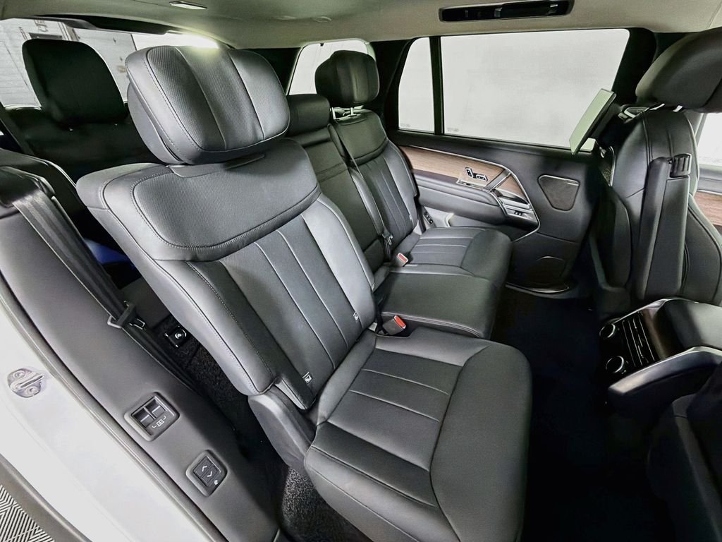 Used 2025 Ostuni Pearl Wht Prem Met Land Rover Autobiography image 31