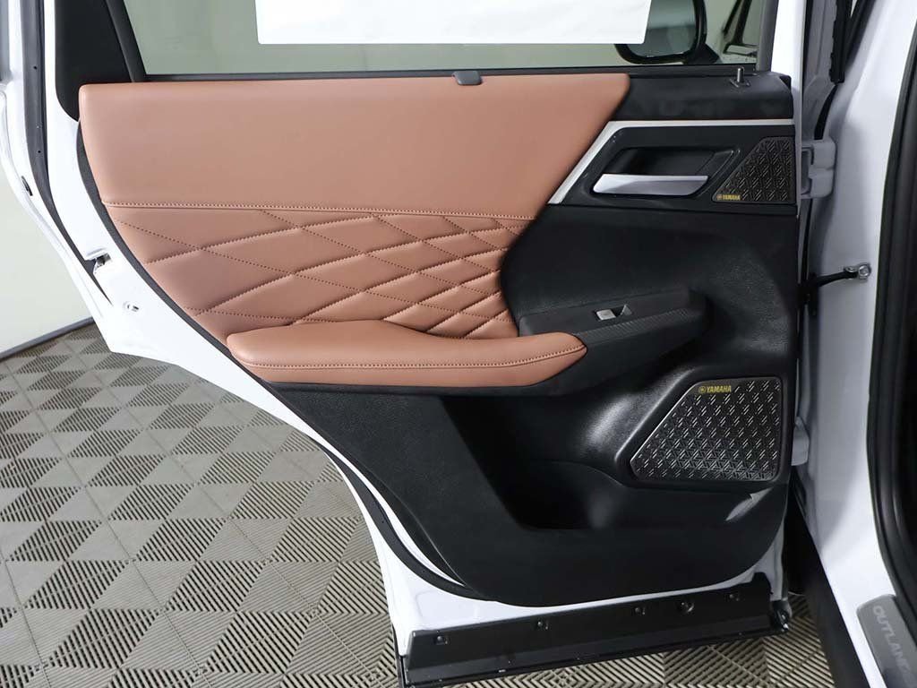 New 2026 White Mitsubishi SEL image 32