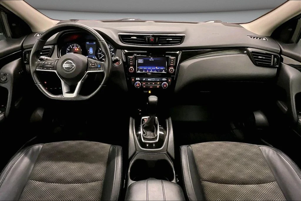Used 2022 Gray Nissan SV image 7