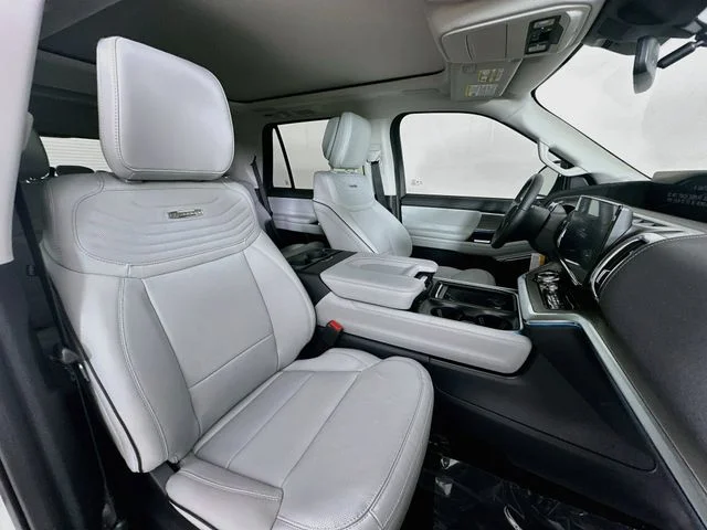 New 2027 Star White Metallic Tri-Coat Ford Platinum image 31