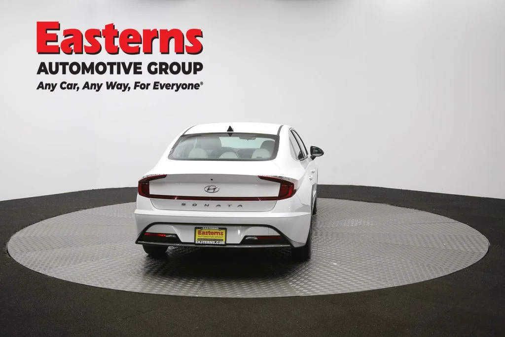 Used 2022 White Hyundai SE image 34