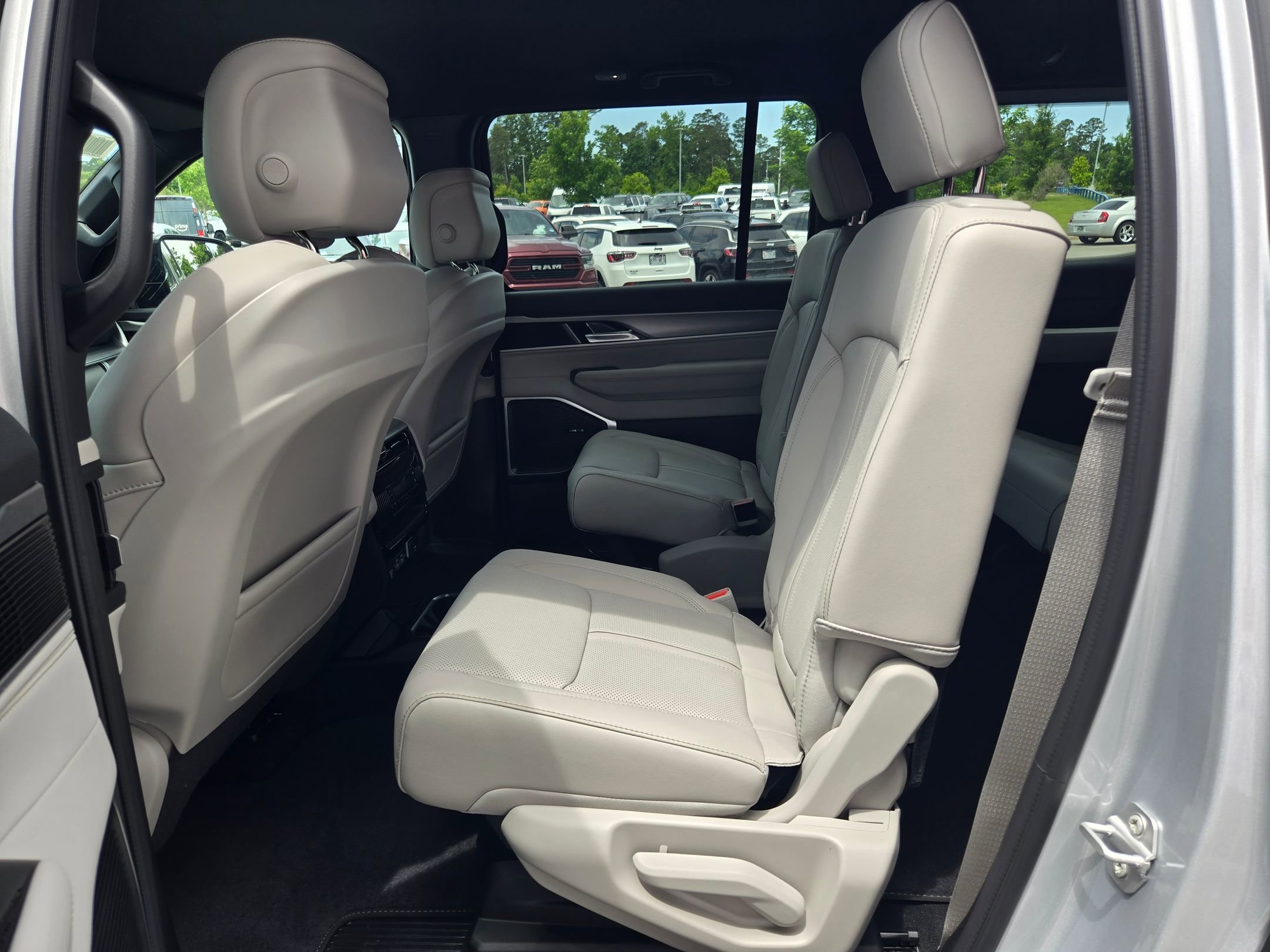 New 2026 Silver-Zynith Exterior Paint Jeep  image 34