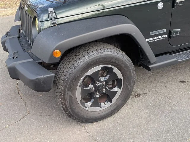 Used 2011 Green Jeep Unlimited Sport image 9