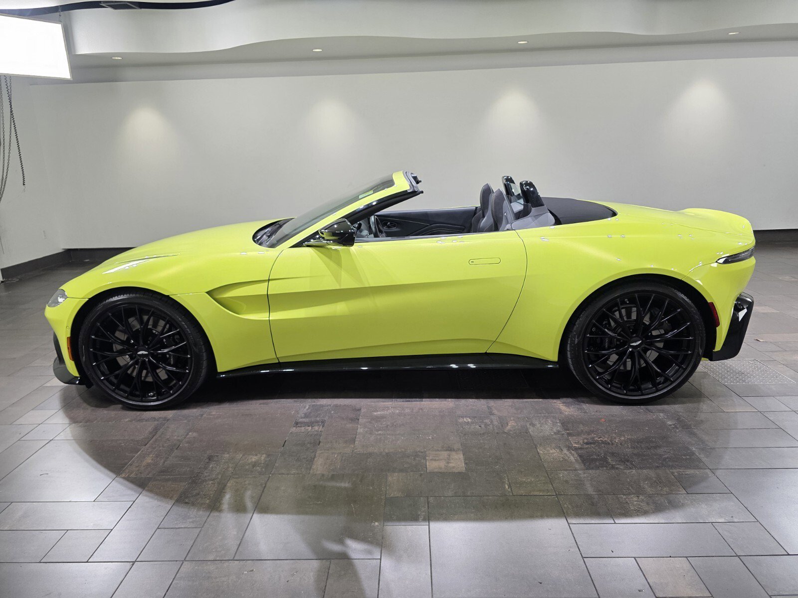 Used 2023 Q Lime Essence Aston Martin Roadster image 23