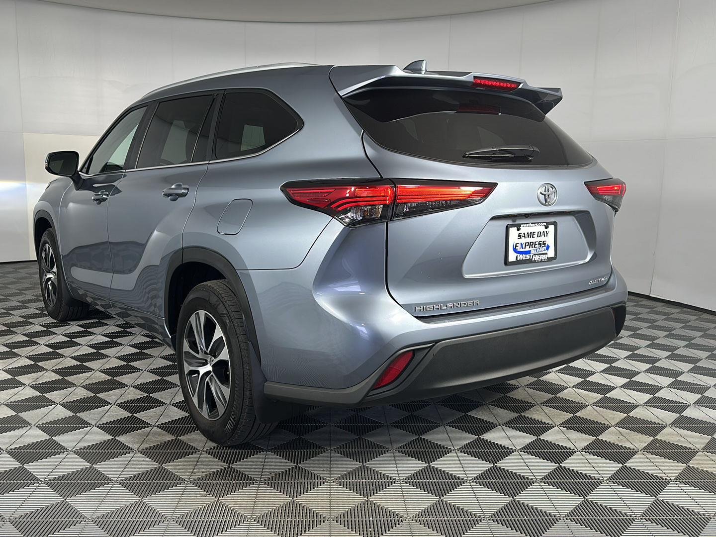 Used 2023 Moon Dust Toyota XLE image 5