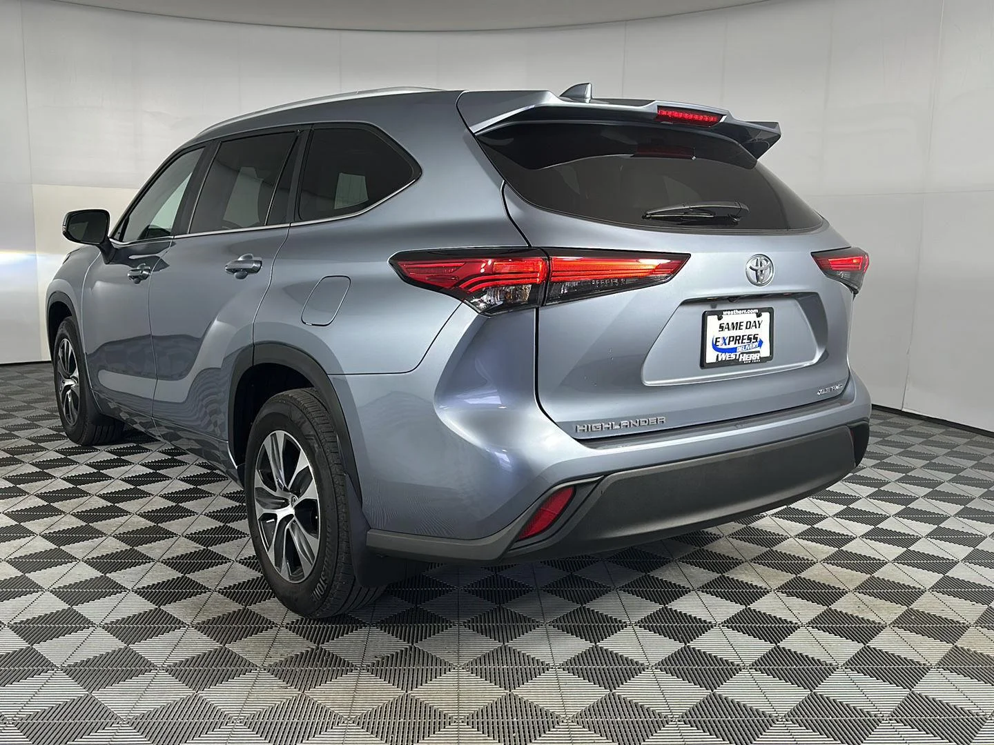 Used 2023 Moon Dust Toyota XLE image 5