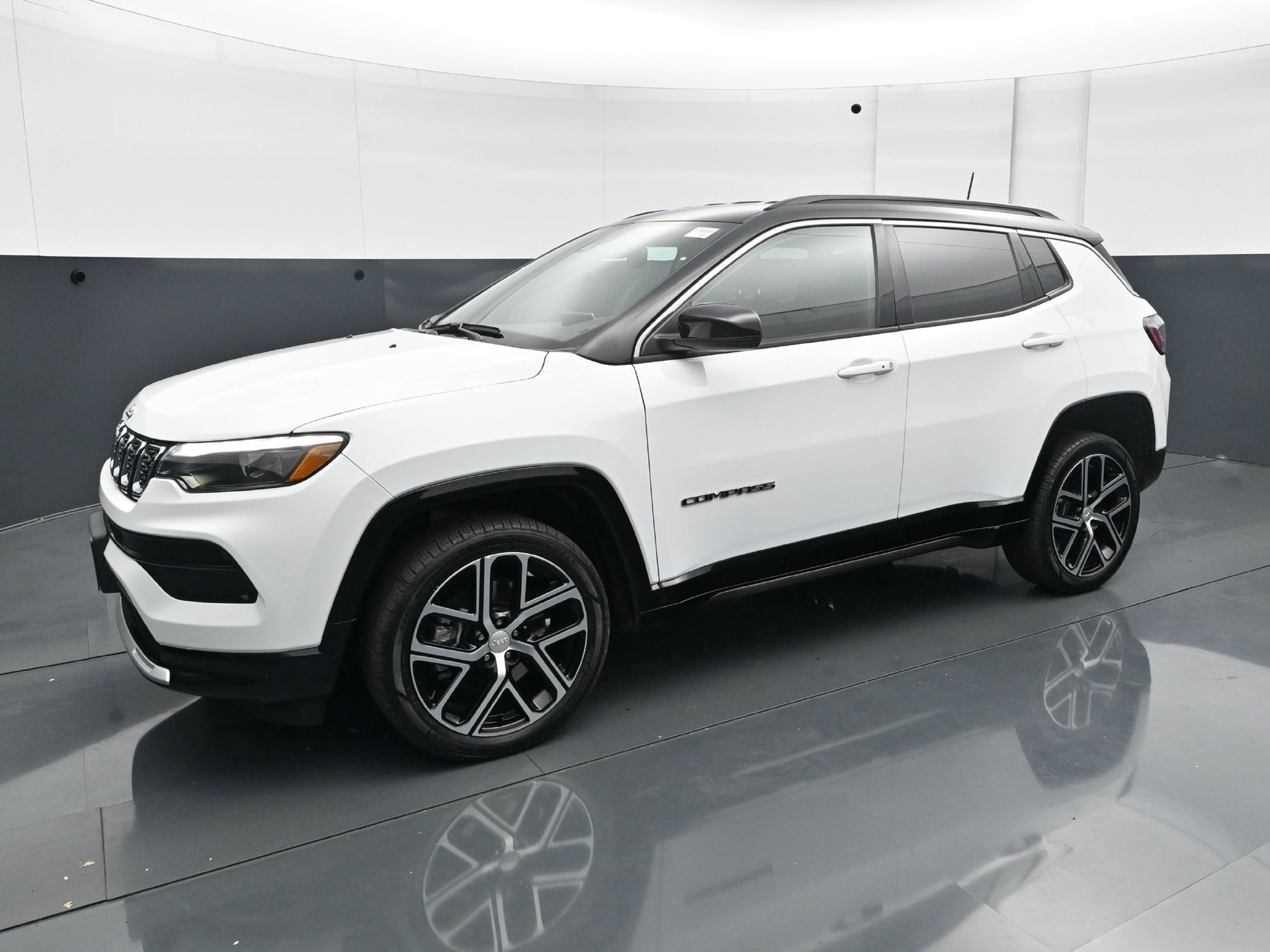 Used 2024 Jeep Compass Limited with VIN 3C4NJDCN6RT131502 for sale in Burnsville, Minnesota