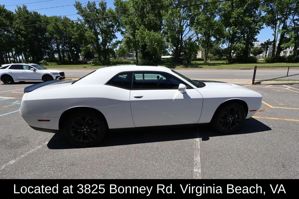 Used 2023 White Dodge SXT image 3