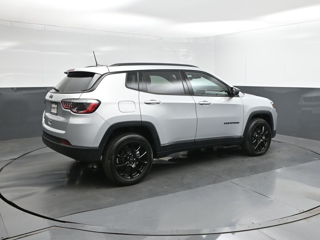 New 2026 Silver Zynith Metallic Clearcoat Jeep Latitude image 15