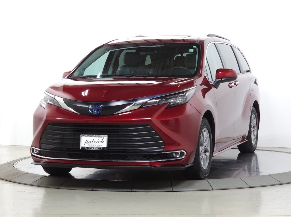 Used 2022 Pearl Toyota XLE image 4