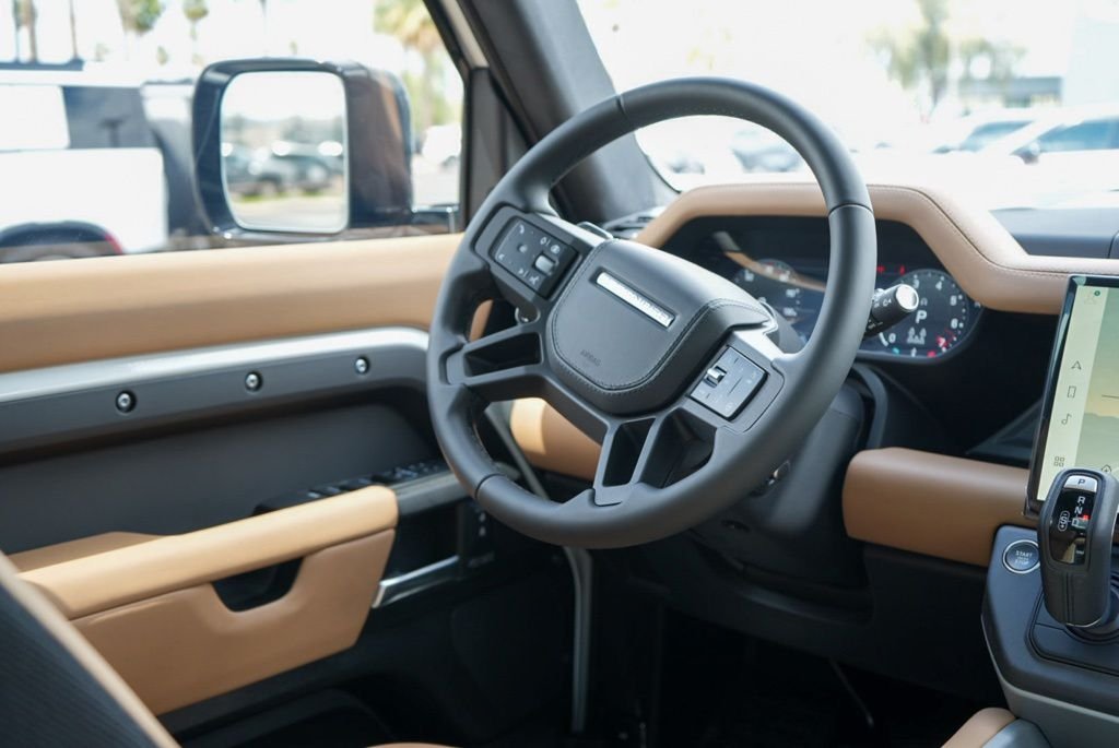 New 2026 Fuji White Land Rover V8 image 8