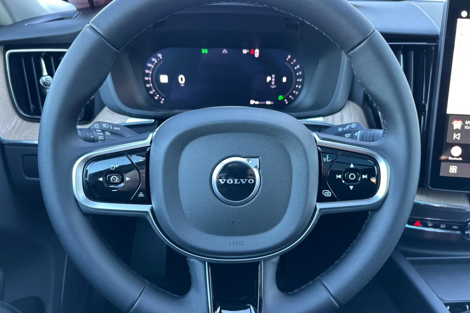 2026 Volvo XC60 Plus - Photo 23