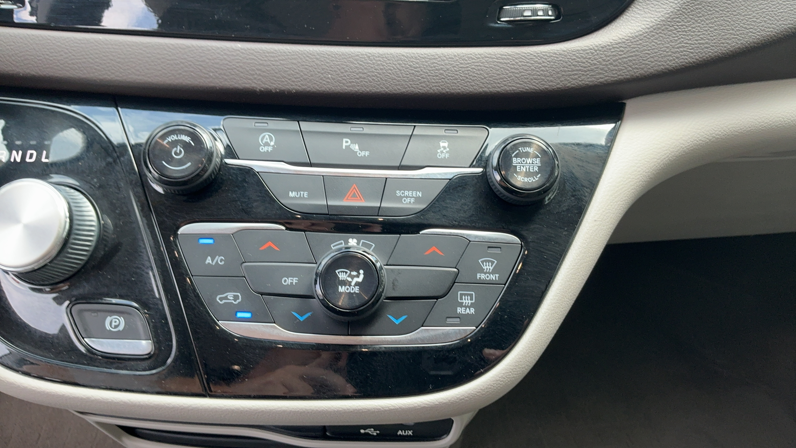 Used 2019 White Chrysler LX image 33