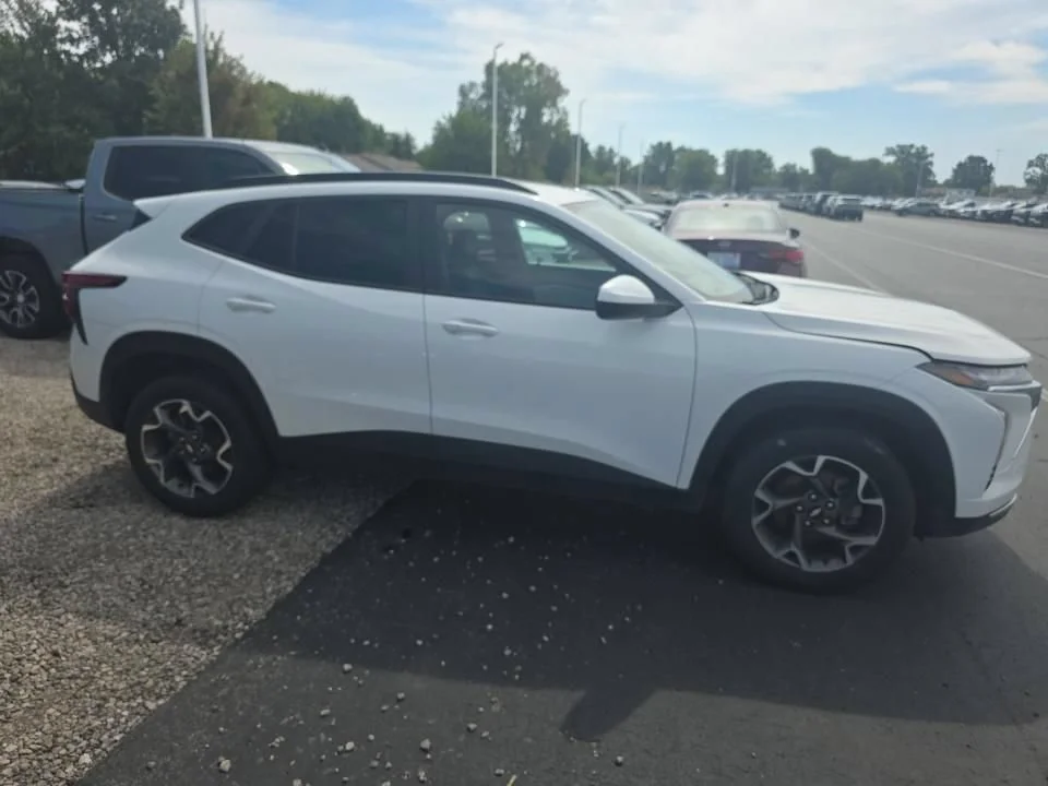 Used 2025 White Chevrolet LT image 6