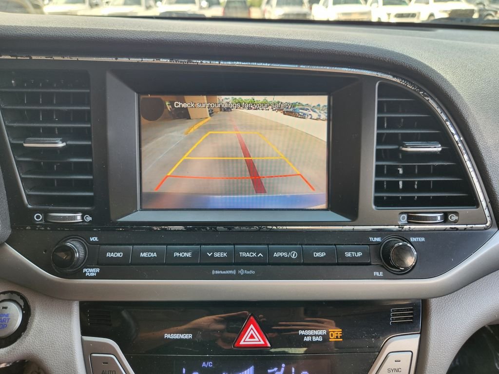 Used 2017  Hyundai SE image 19