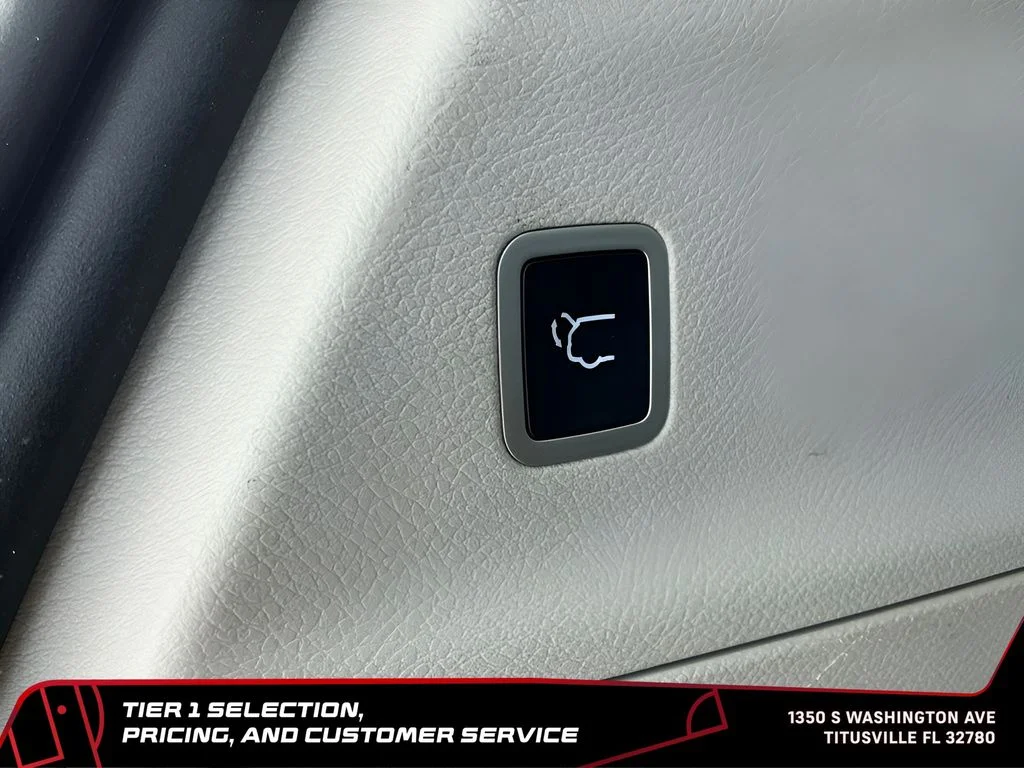 Used 2023 White Chrysler LX image 17