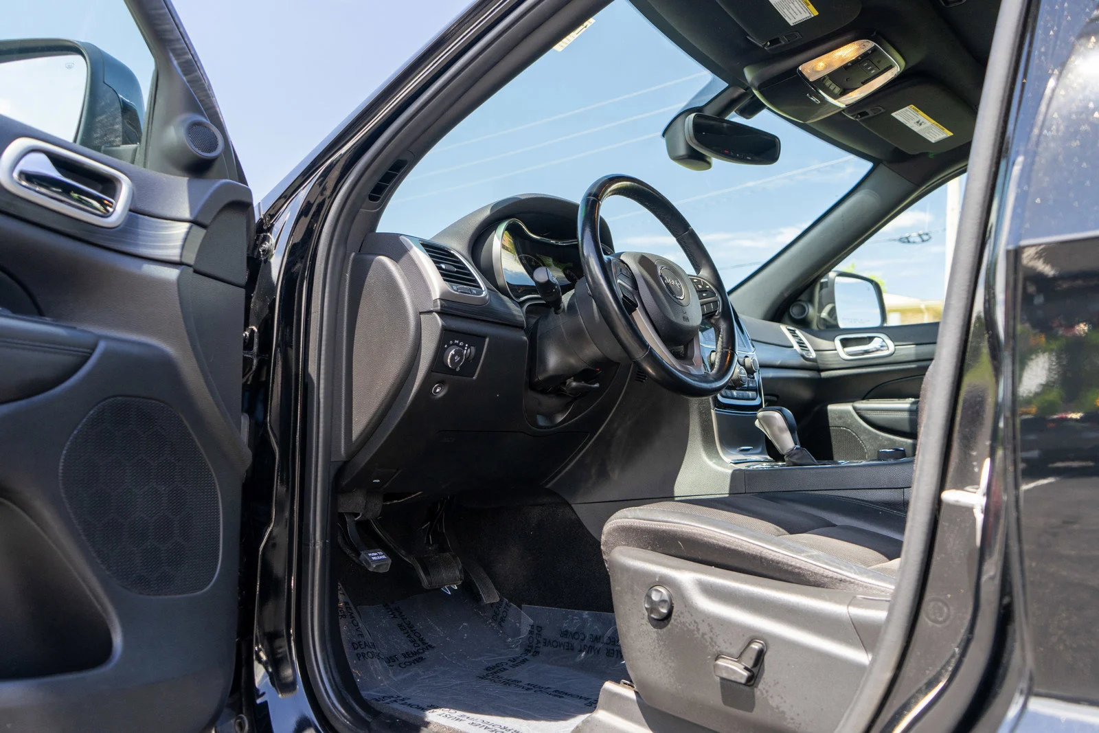 Used 2022 Diamond Black Crystal Pearlcoat Jeep Laredo X image 14