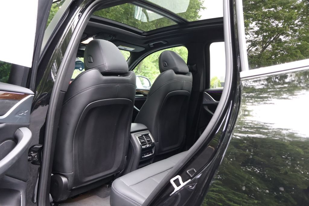 Used 2024  BMW xDrive30i image 48