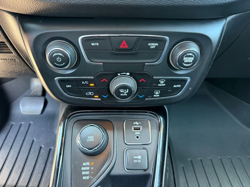 Used 2020 White Clearcoat Jeep Limited image 23