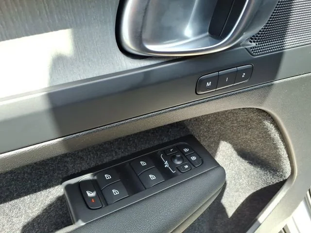 2025 Volvo XC40 Plus - Photo 12