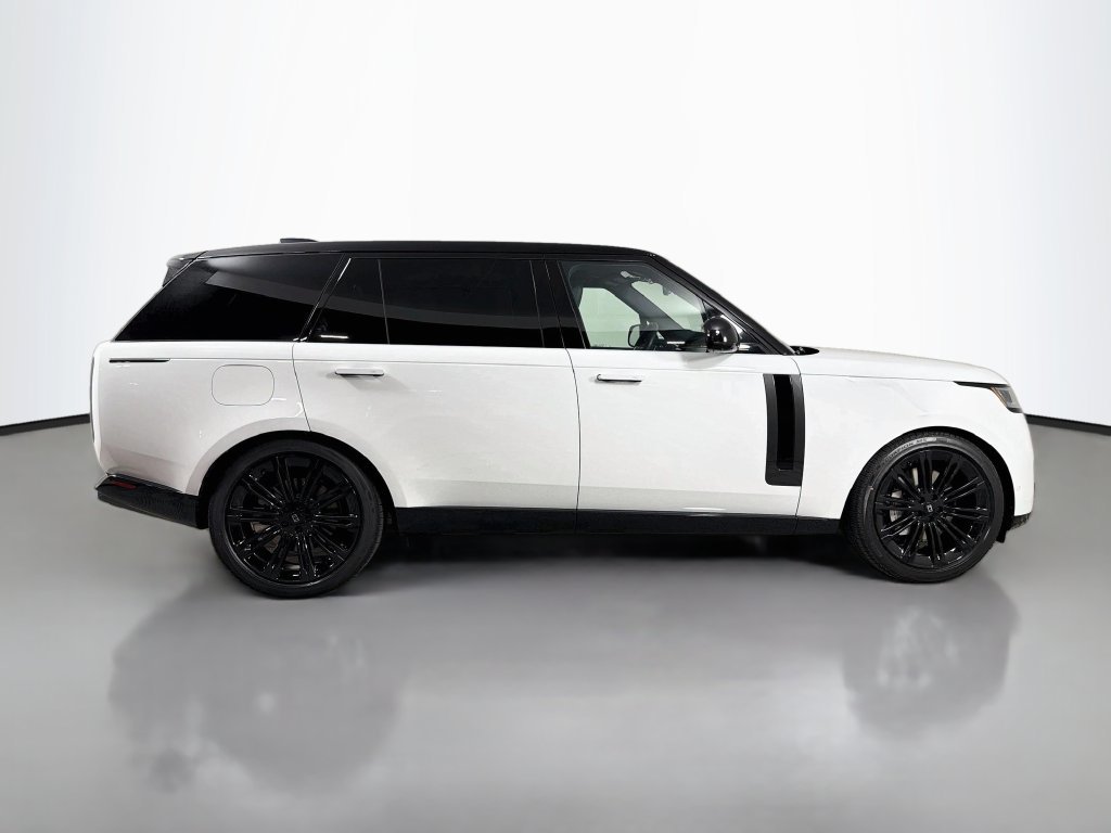 New 2027 Fuji White Land Rover SE image 4