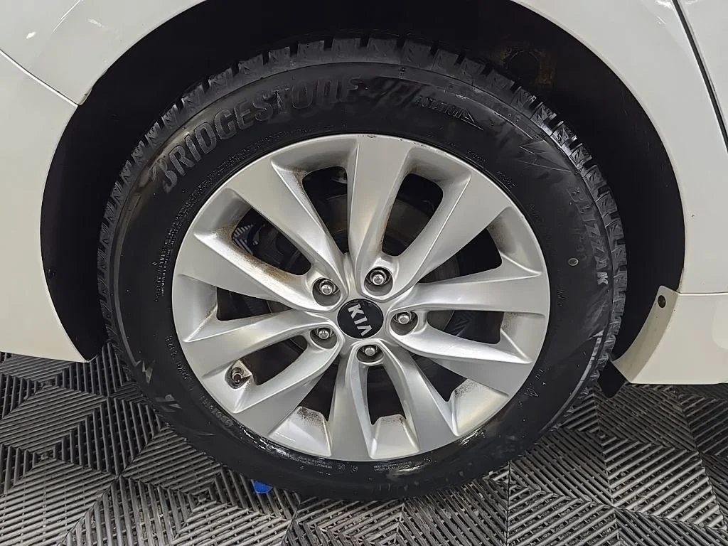 Used 2018 White Kia LX image 13