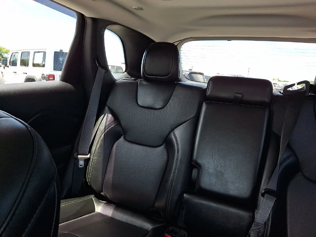 Used 2022 Granite Crystal Metallic Clearcoat Jeep Latitude Lux image 19