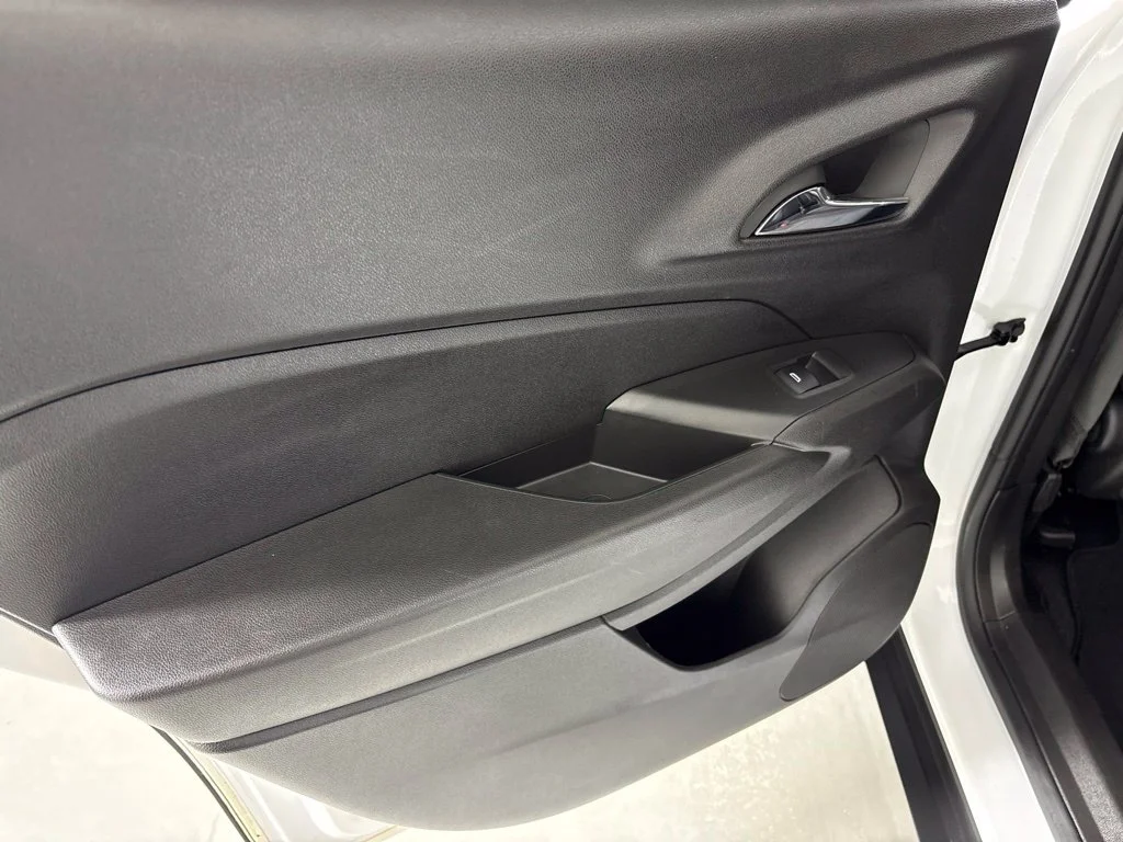 Used 2025 White Chevrolet LT image 25
