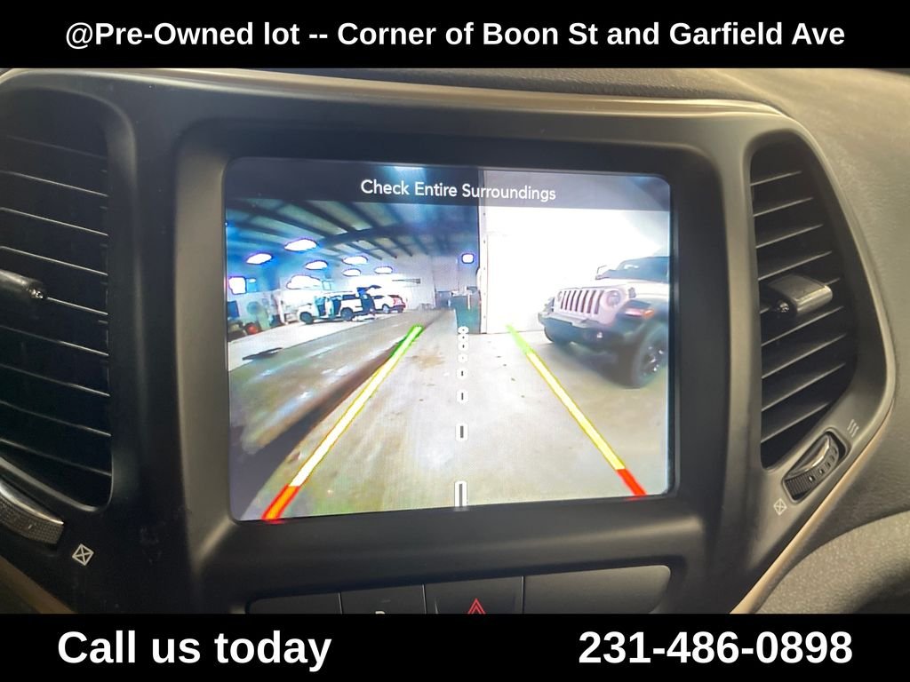 Used 2017 Green Jeep Latitude image 23