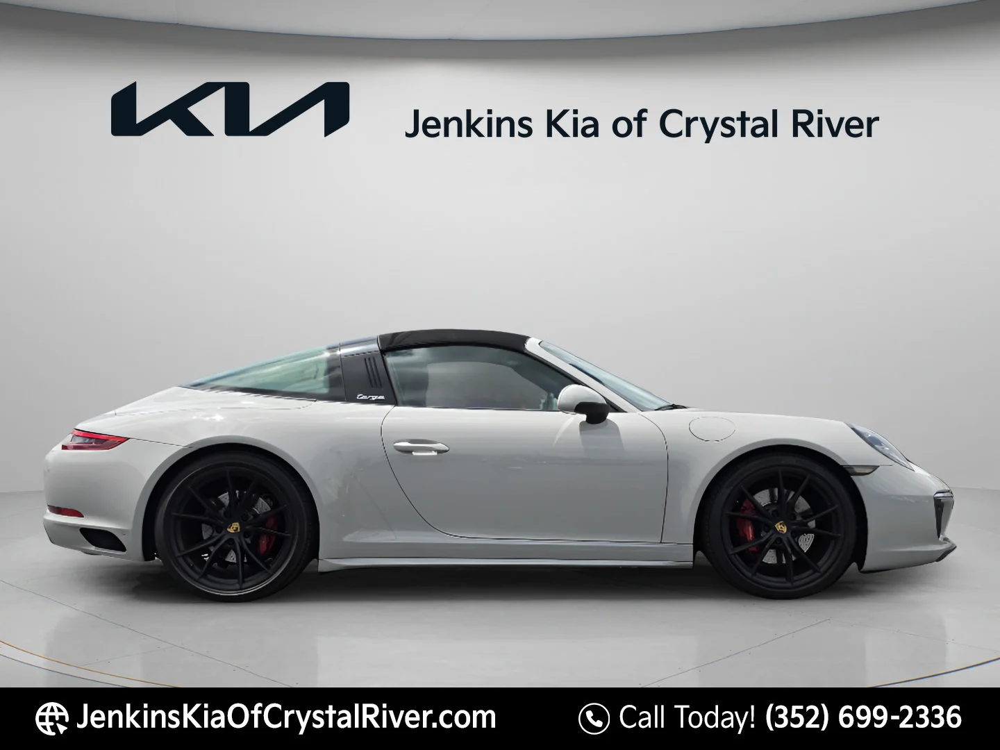 Used 2018 Chalk Porsche 4S image 3